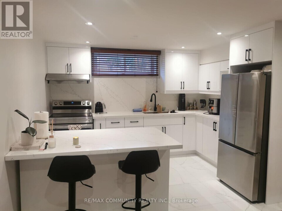 26 Sedgemount Dr in Toronto, ON - Building Photo
