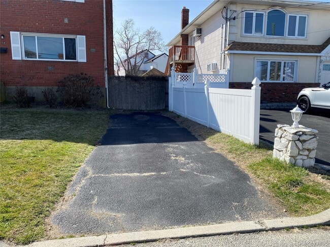 40 Yacht Club Rd in Babylon, NY - Building Photo - Building Photo