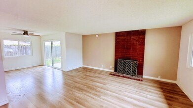 120 Lisa Ln in Costa Mesa, CA - Building Photo - Building Photo