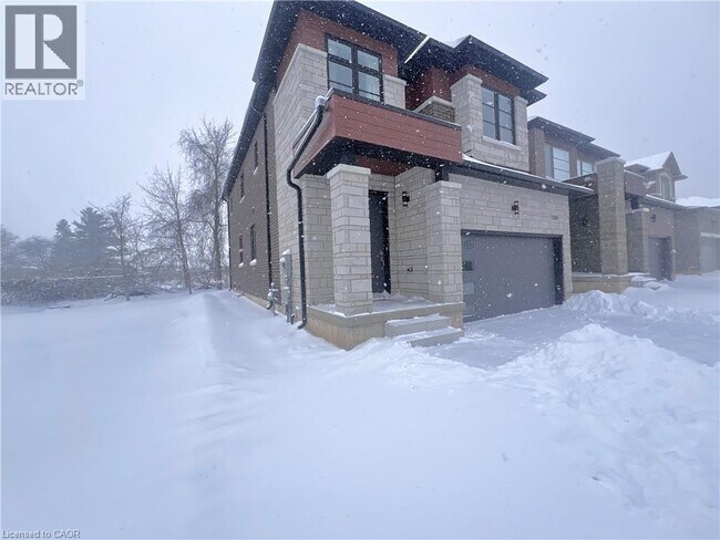 100 Shady Oaks Trl in Hamilton, ON - Building Photo - Building Photo