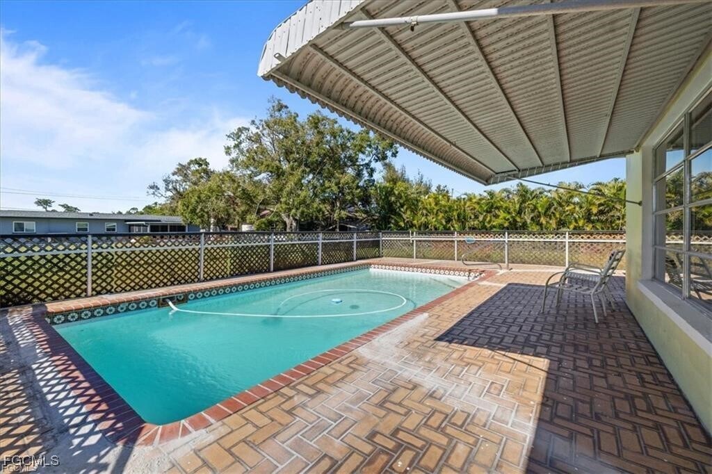 1387 Sunrise Dr in North Fort Myers, FL - Building Photo