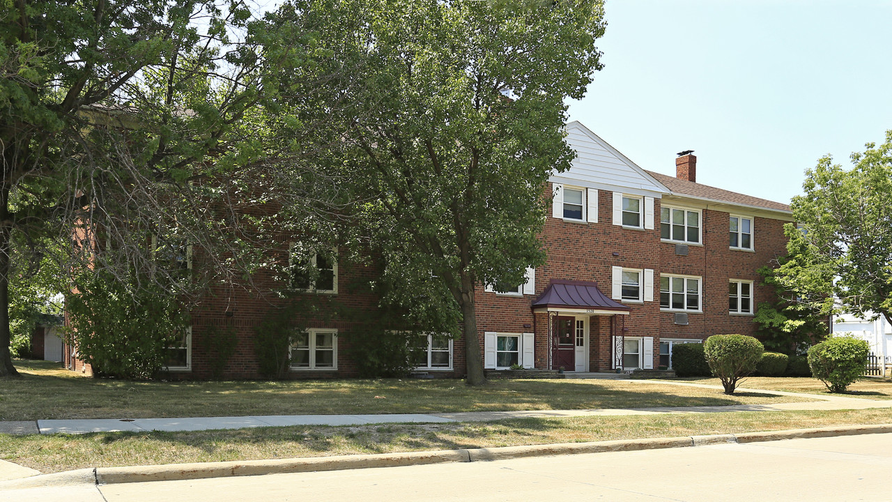 Ambassador Apartments in Wickliffe, OH - Building Photo