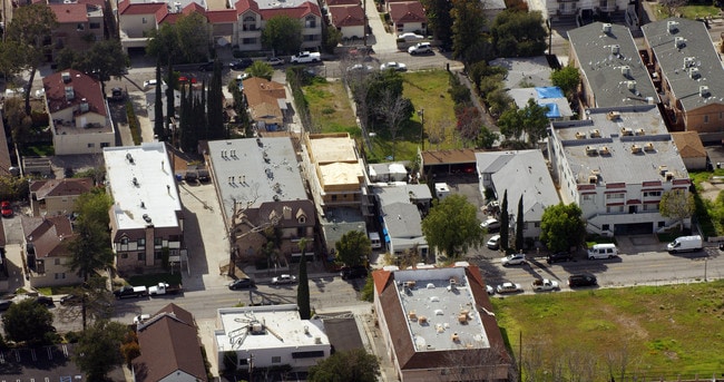 10223 Commerce Ave in Tujunga, CA - Foto de edificio - Building Photo