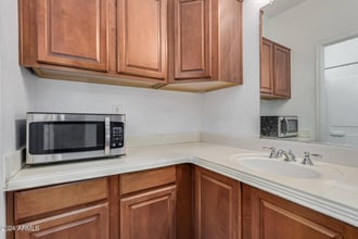 6924 W Southgate Ave in Phoenix, AZ - Building Photo - Building Photo