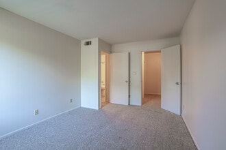 Swanson Court Apartments in Portage, IN - Foto de edificio - Interior Photo