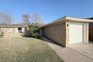 214 S Texas St in Texas City, TX - Building Photo