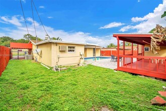 1270 NW 174th St in Miami, FL - Foto de edificio - Building Photo