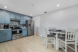 384 Valley Rd in Middletown, RI - Building Photo - Building Photo