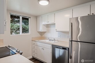 6005 Pebble Pl, Unit 2 in Everett, WA - Building Photo - Building Photo