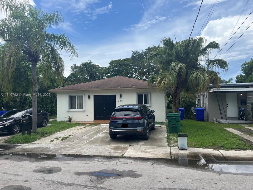 2817 SW 39th Ave in Miami, FL - Building Photo