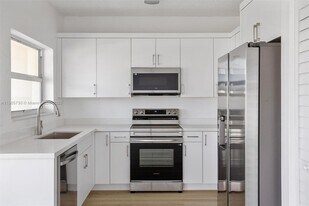 8501 NW 191st St in Hialeah, FL - Building Photo