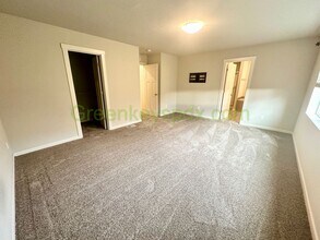 23119 NE Sockeye St in Wood Village, OR - Building Photo - Building Photo