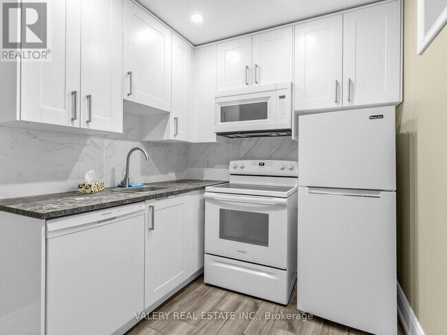 133 Meadowvale Dr in Toronto, ON - Building Photo - Building Photo