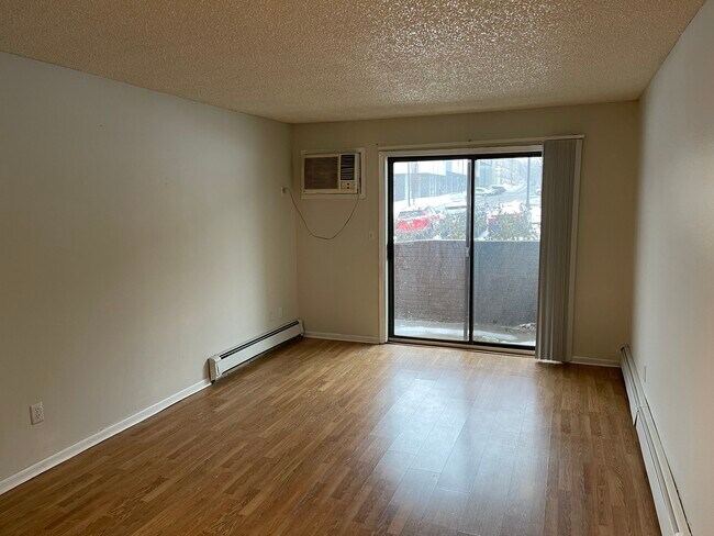 13 E Burlington St in Iowa City, IA - Building Photo - Building Photo