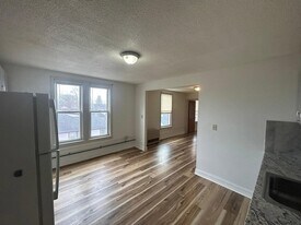 23 Elm St, Unit Unit 7 3rd floor in Nashua, NH - Building Photo