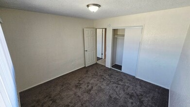 1210 W Stoneridge Ct in Ontario, CA - Foto de edificio - Building Photo