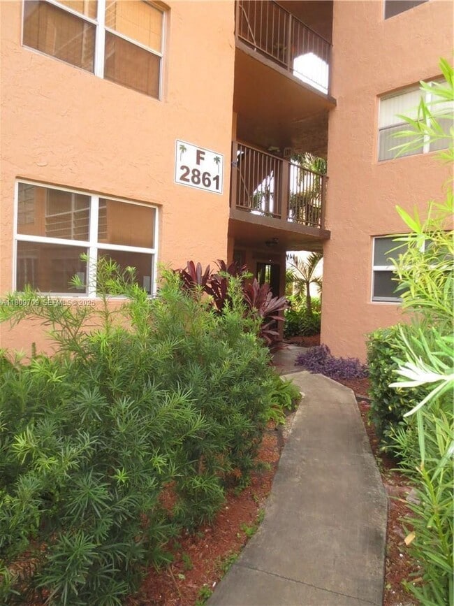 2861 Somerset Dr in Lauderdale Lakes, FL - Building Photo - Building Photo