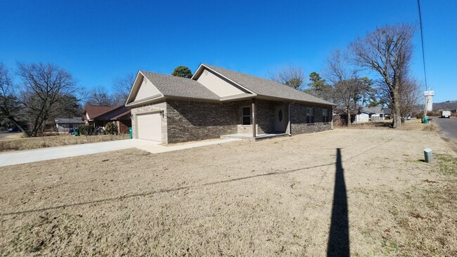 3319 E 4th St in Russellville, AR - Building Photo - Building Photo