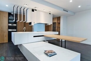 26 SE 10th Ave in Fort Lauderdale, FL - Building Photo