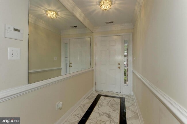 2217 N Oak Ct in Arlington, VA - Building Photo - Building Photo