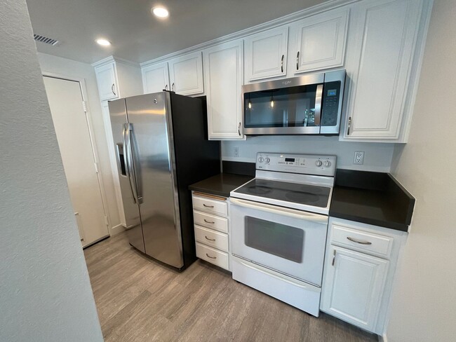 16884 Donwest in Tustin, CA - Building Photo - Building Photo