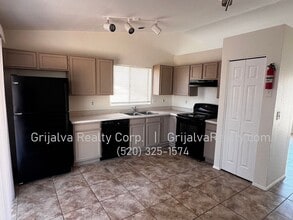 9225 N Hampshire Dr in Tucson, AZ - Building Photo - Building Photo