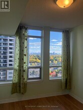 2 Rean Dr in Toronto, ON - Building Photo - Building Photo