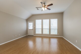 15823 Scenic Water Dr in Houston, TX - Building Photo - Building Photo