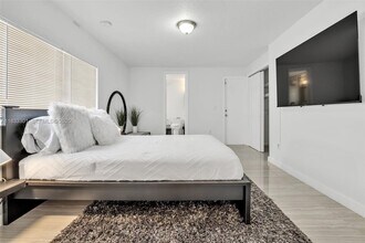 2545 NE 214th St in Miami, FL - Foto de edificio - Building Photo