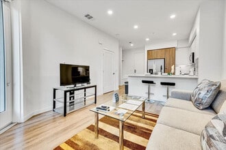 593 Camino De La Reina in San Diego, CA - Building Photo - Building Photo