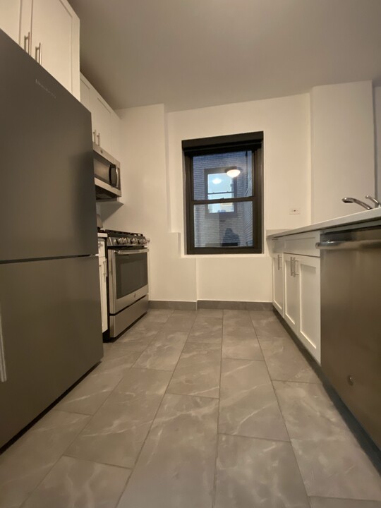 956 1st Ave in New York, NY - Building Photo