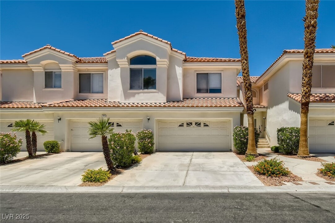 7640 Rolling View Dr in Las Vegas, NV - Building Photo