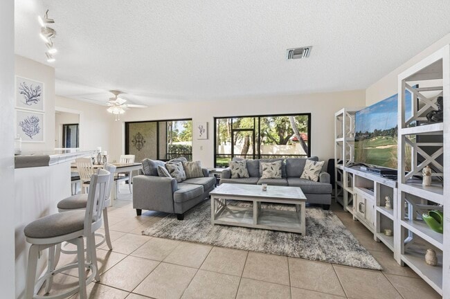 15 Lexington Ln E in Palm Beach Gardens, FL - Building Photo - Building Photo