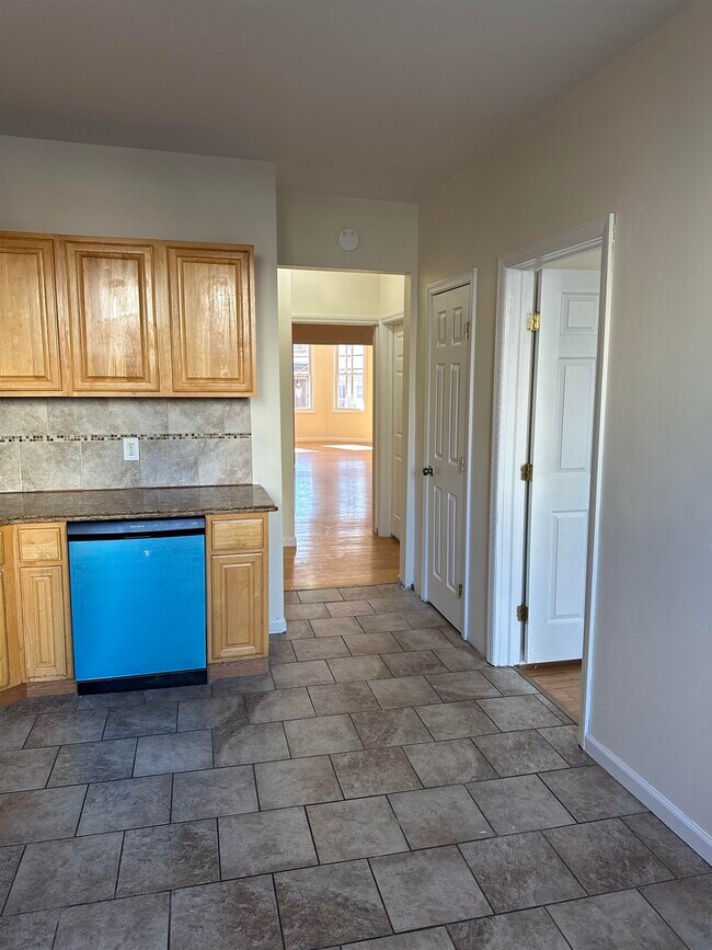 125 W 28th St in Bayonne, NJ - Building Photo - Building Photo