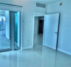 300 S Biscayne Blvd, Unit 0 in Miami, FL - Building Photo - Building Photo