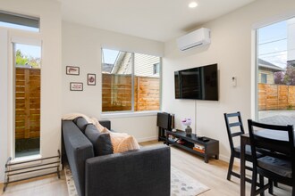 823 NE 70th St in Seattle, WA - Building Photo - Building Photo