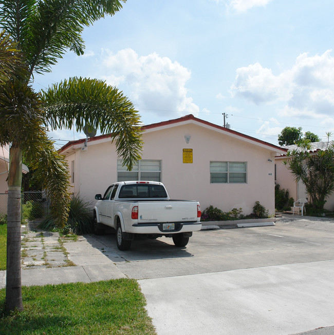 622 NE 4th St in Hallandale Beach, FL - Foto de edificio - Building Photo