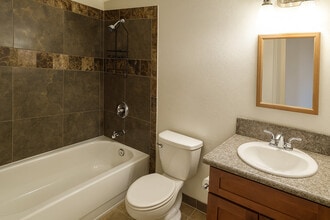 Village Park Apartments in Springfield, OR - Foto de edificio - Building Photo