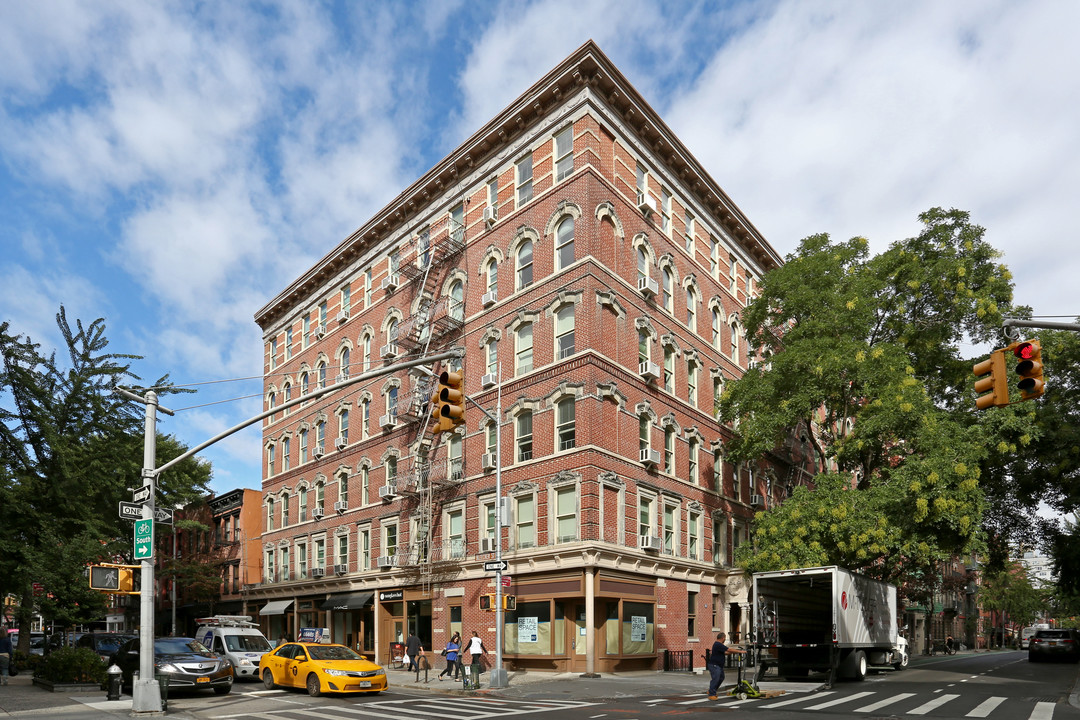 351 Bleecker St in New York, NY - Building Photo