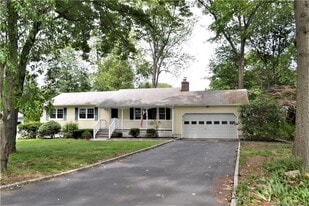 4 Oriole Dr in Norwalk, CT - Building Photo