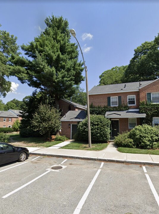 120 Gerry Rd, Unit 203 in Chestnut Hill, MA - Foto de edificio