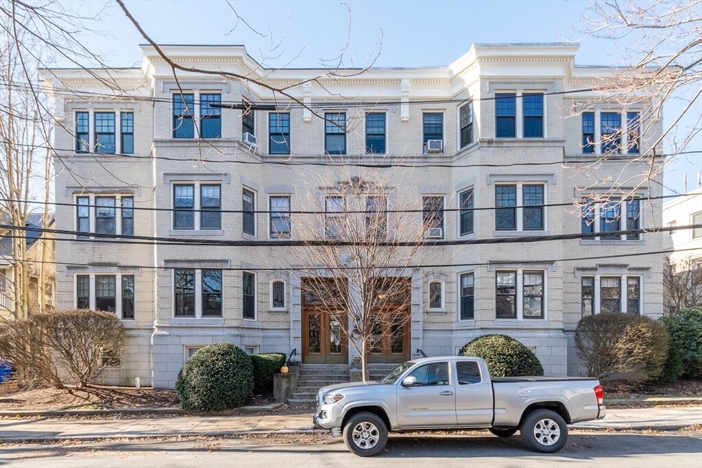 32 Kilsyth Rd, Unit #1 in Brookline, MA - Building Photo