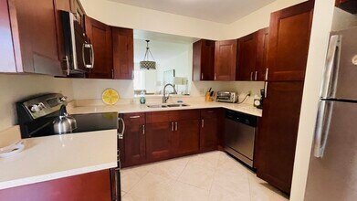 7006 Huntington Ln in Delray Beach, FL - Building Photo - Building Photo