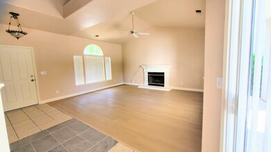 2394 E Desert Island Dr in Fresno, CA - Building Photo - Building Photo