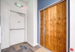 105 S Mariposa Ave in Los Angeles, CA - Building Photo - Building Photo