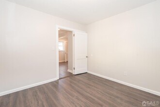 209 Runyon Ave in Middlesex, NJ - Foto de edificio - Building Photo