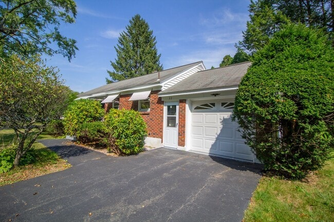 11 Brookwood Dr in Latham, NY - Building Photo - Building Photo