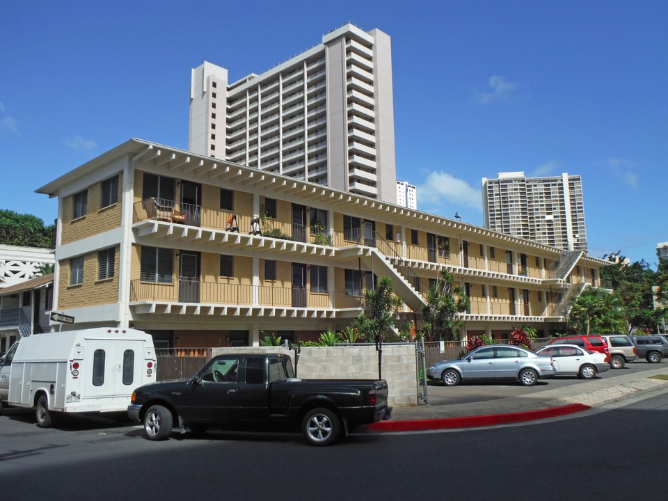 Hale Kahakai Apartments in Honolulu, HI - Building Photo