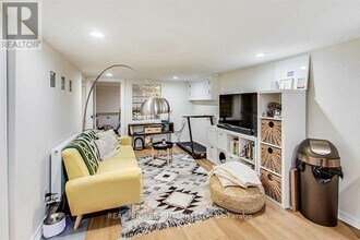 2009 Gerrard St E in Toronto, ON - Building Photo - Building Photo