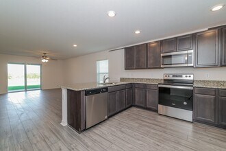 1367 Swan Lake Cir in Dundee, FL - Building Photo - Building Photo